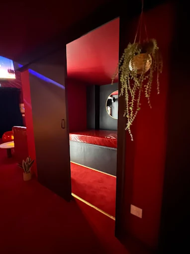 Ambiance rouge et espaces intérieurs du Privilège