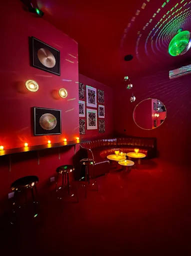 Le bar du Privilège : salon rouge et lumière de la boule à facettes